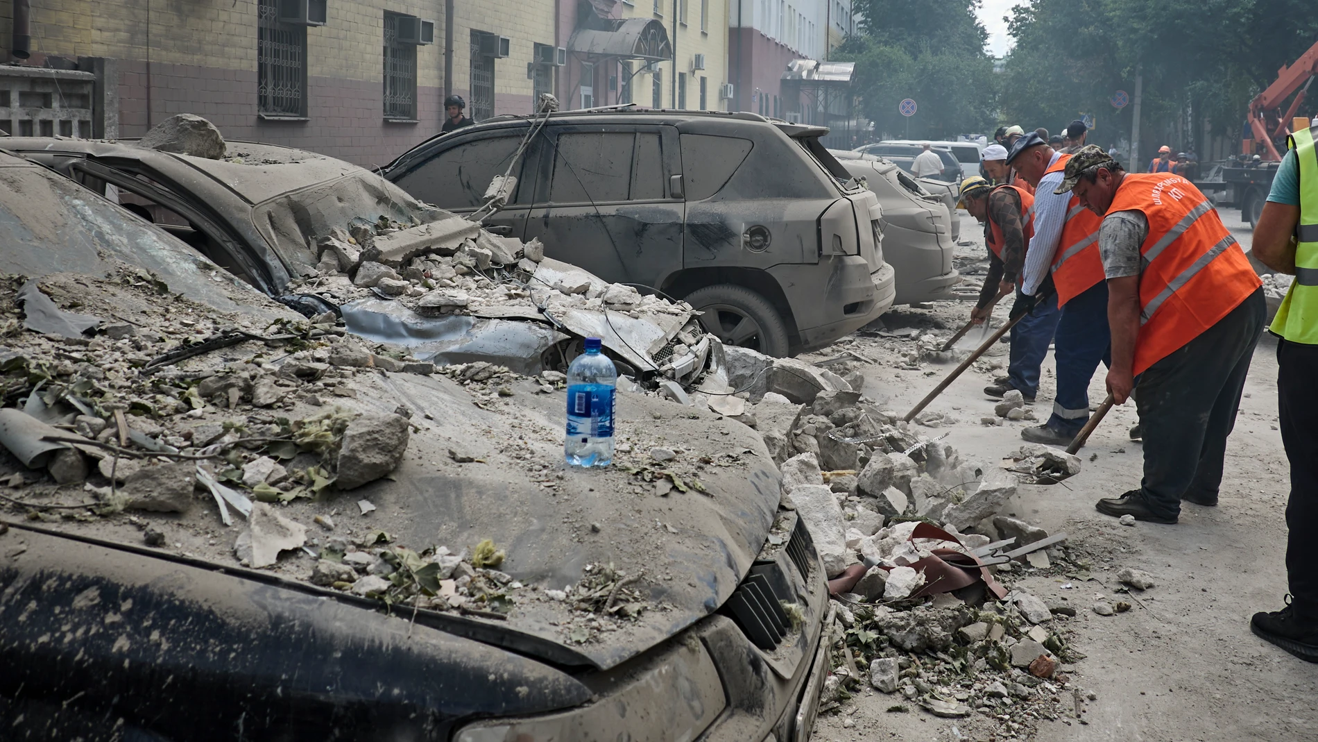Kharkiv (Ukraine), 06/08/2024.- Ukrainian communal workers at the site of a Russian rocket strike in downtown Kharkiv, northeastern Ukraine, 06 August 2024. At least eight people were injured, including one eight-month-old child, after a Russian rocket hit downtown Kharkiv according to the National Police report. Russian troops entered Ukrainian territory on 24 February 2022, starting a conflict that has provoked destruction and a humanitarian crisis. (Rusia, Ucrania) EFE/EPA/SERGEY KOZLOV