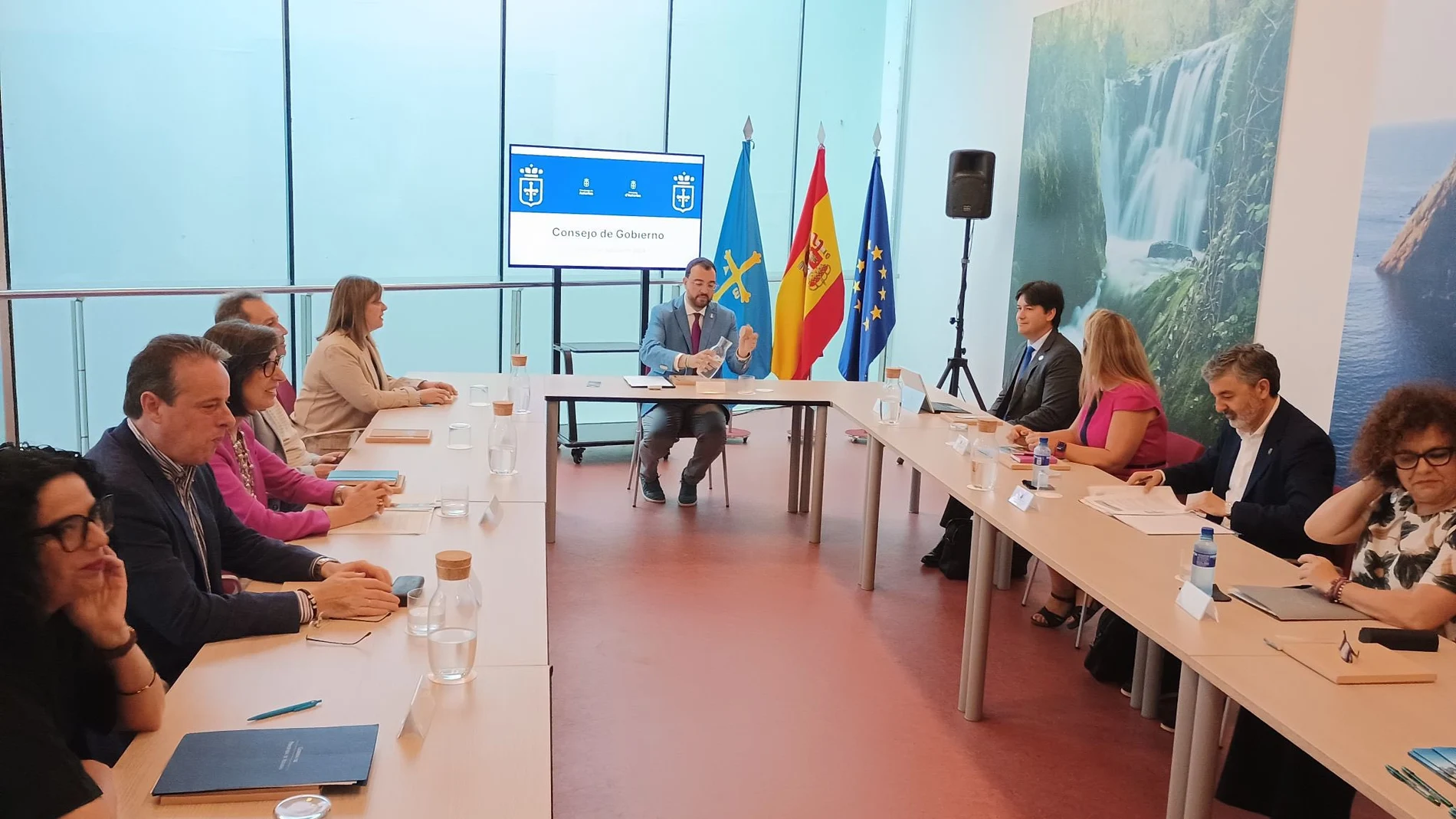 Adrián Barbón presidiendo el Consejo de Gobierno
