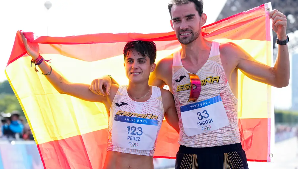María Pérez y Álvaro Martín tras ganar el oro en el relevo mixto de Paris 2024