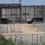 Texas amplía su controversial alambrada antimigrantes en la frontera con México