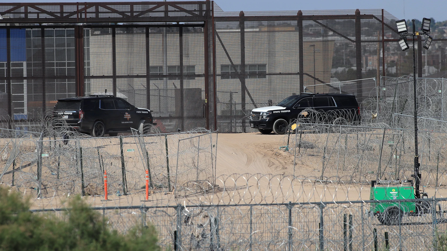 MEX5129. CIUDAD JUÁREZ (MÉXICO), 07/08/2024.- Fotografía del 6 de agosto de 2024 de Integrantes de la Guardia Nacional del Estado de Texas, vigilando barricadas de alambre de púas, en el muro fronterizo desde Ciudad Juárez, Chihuahua (México). El Gobierno de Texas instaló una tercera barrera de alambre de navajas en el río Bravo (o Grande), en la frontera con México, pese a las críticas del Gobierno mexicano y los riesgos para migrantes, según constató este miércoles EFE en Ciudad Juárez. EFE...