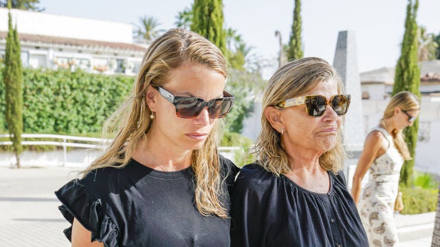 Carla Goyanes y Cari Lapique en el tanatorio de Carlos Goyanes