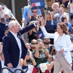 El candidato demócrata a vicepresidente, Tim Walz, da la bienvenida a Kamala Harris a un acto electoral en Wisconsin