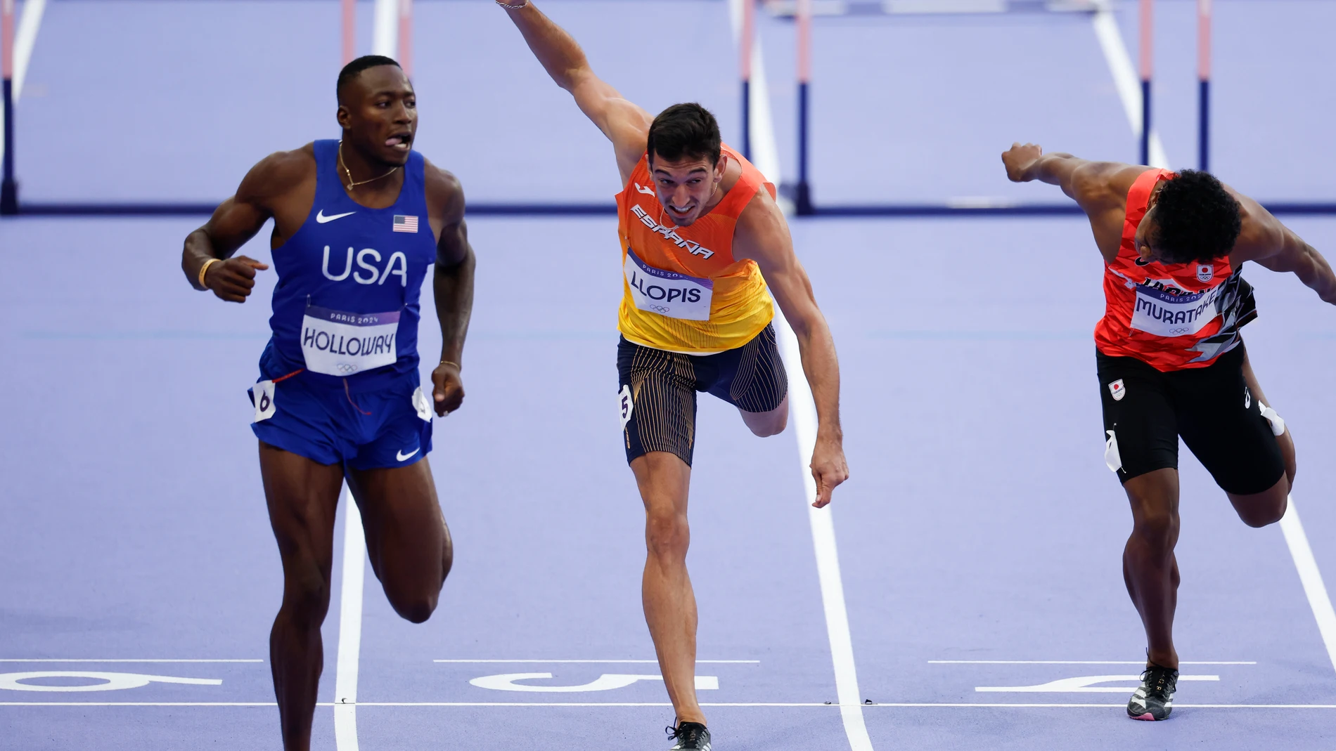 PARÍS, 07/08/2024.- (i-d) El estadounidense Holloway, el español Enrique Llopis y el japones Rachid Muratake compiten en la semifinal de 110m Vallas masculino parte de los Juegos Olímpicos de París 2024 este miércoles, en la capital gala. EFE/ Julio Muñoz