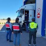 Un agente de la Guardia Civil y técnicos de la Dirección General de Energía y Actividad Industrial y Minera en una estación ITV de la Región