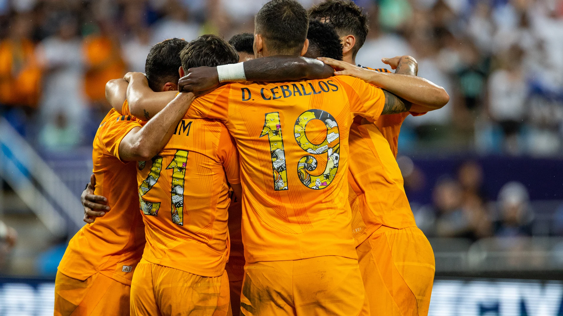 AME8525. CHARLOTTE (ESTADOS UNIDOS), 06/08/2024.- Jugadores de Real Madrid celebran un gol este martes, en un partido amistoso entre Real Madrid y Chelsea, en el estadio Bank of America, en Charlotte (Estados Unidos). EFE/ Scott Kinser