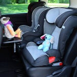 Dos sillas infantiles en el interior de un coche