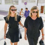 Carla Goyanes y Cari Lapique en el tanatorio de Carlos Goyanes