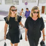 Carla Goyanes y Cari Lapique en el tanatorio de Carlos Goyanes