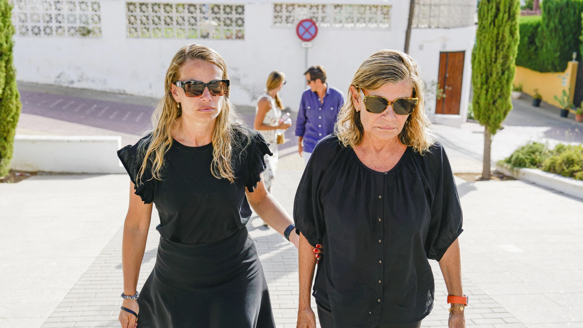 Carla Goyanes y Cari Lapique en el tanatorio de Carlos Goyanes