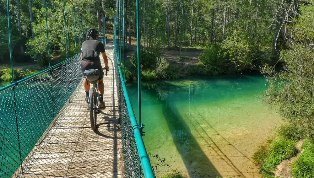 Imagen de un ciclista haciendo la ruta 'Montañas Vacías'