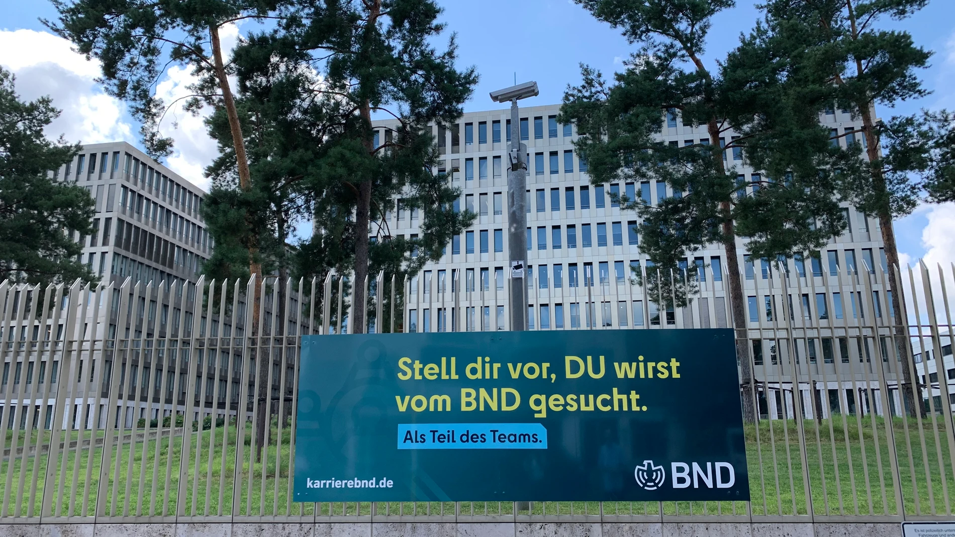 BERLÍN, 07/08/2024.- 'Buscamos terroristas'. Es el mensaje en uno de los carteles expuestos en el edificio del Servicio Federal de Inteligencia Alemana (BND) con el objetivo de reclutar nuevos talentos y darse a conocer como un potencial empleador. Naturalmente, lo que buscan como empleados no son terroristas y esto lo aclaran en una segunda frase, en letra más pequeña, que dice "Encuéntralos con nosotros". EFE/ Valesca Ricardo