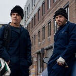 Matt Damon y Casey Affleck, los "genios" tras el atraco caótico en "Los instigadores"