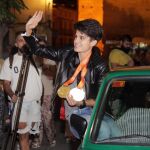La marchadora María Pérez celebra sus medallas mundialistas en su pueblo, Orce