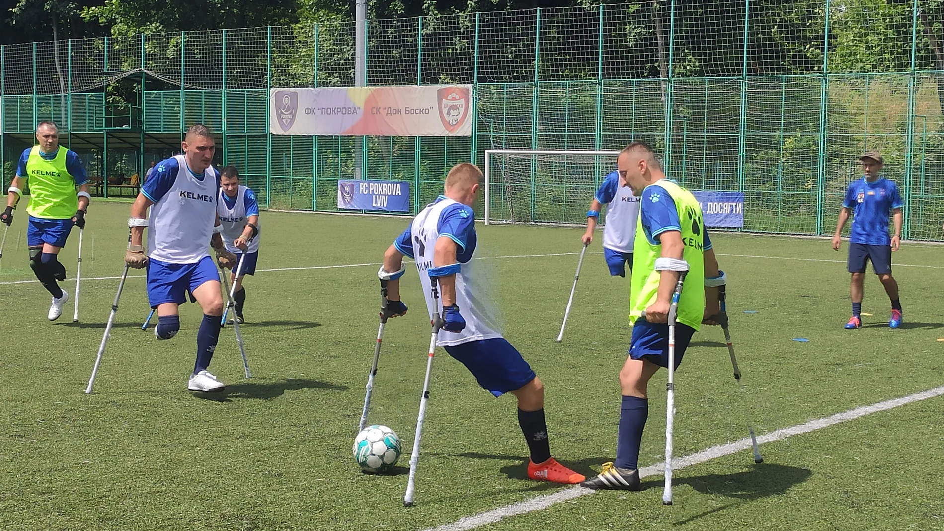 Varios ucranianos heridos en la guerra en un partido de fútbol