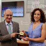 El presidente de la Diputación de Salamanca, Javier Iglesias, presente el caudalímetro junto a la diputada de Medio Ambiente, Pilar Sánchez,