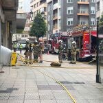 Sucesos.- El incendio en el sótano de una inmobiliaria obliga a cortar la calle Foncalada de Oviedo