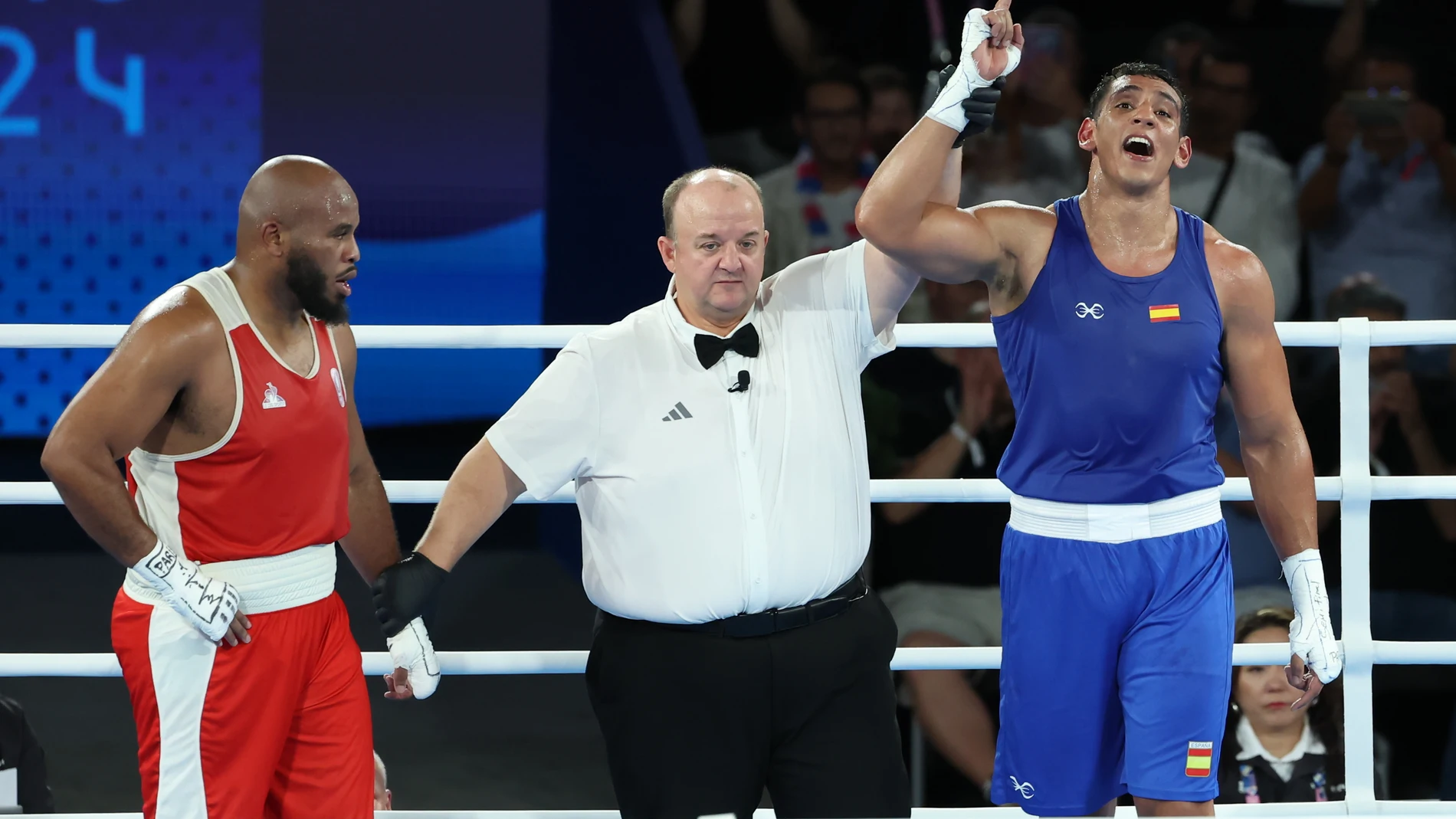 PARÍS, 07/08/2024.- El boxeador español Ayoub Ghadfa vence al francés Djamili-Dini Aboudou-Moindze (rojo) tras la semifinal de Boxeo +92kg de los Juegos Olímpicos de París 2024 este miércoles, en el Estadio Roland-Garros de la capital gala. EFE/ Kiko Huesca