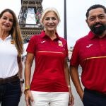 La consejera de Cultura y Deporte, Patricia del Pozo (en el centro), en la plaza de Trocadero de París