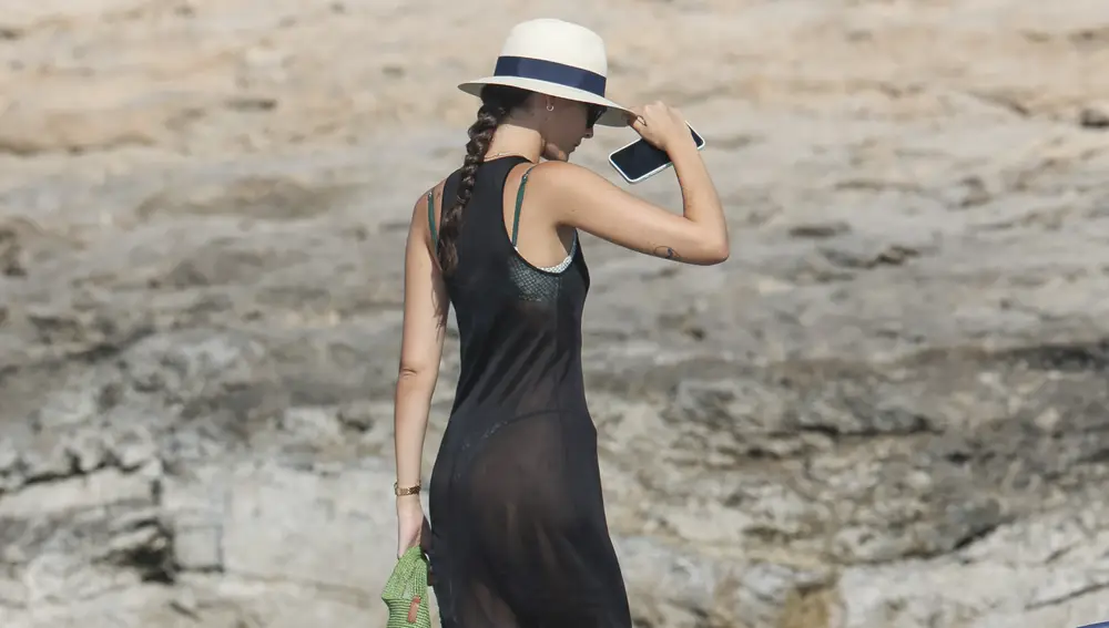 El look de Vittoria Ceretti en Ibiza.