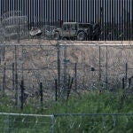 Texas amplía su controversial alambrada antimigrantes en la frontera con México