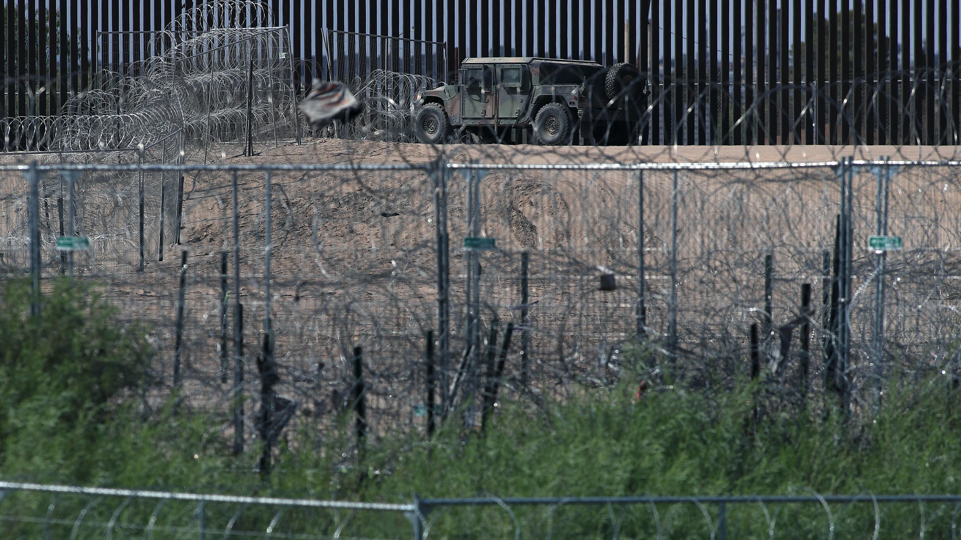 MEX5130. CIUDAD JUÁREZ (MÉXICO), 07/08/2024.- Fotografía del 6 de agosto de 2024 que muestra barricadas de alambre de púas, en el muro fronterizo desde Ciudad Juárez, Chihuahua (México). El Gobierno de Texas instaló una tercera barrera de alambre de navajas en el río Bravo (o Grande), en la frontera con México, pese a las críticas del Gobierno mexicano y los riesgos para migrantes, según constató este miércoles EFE en Ciudad Juárez. EFE/ Luis Torres