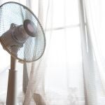 Dejar el ventilador orientado hacia la ventana toda la noche refresca las estancias