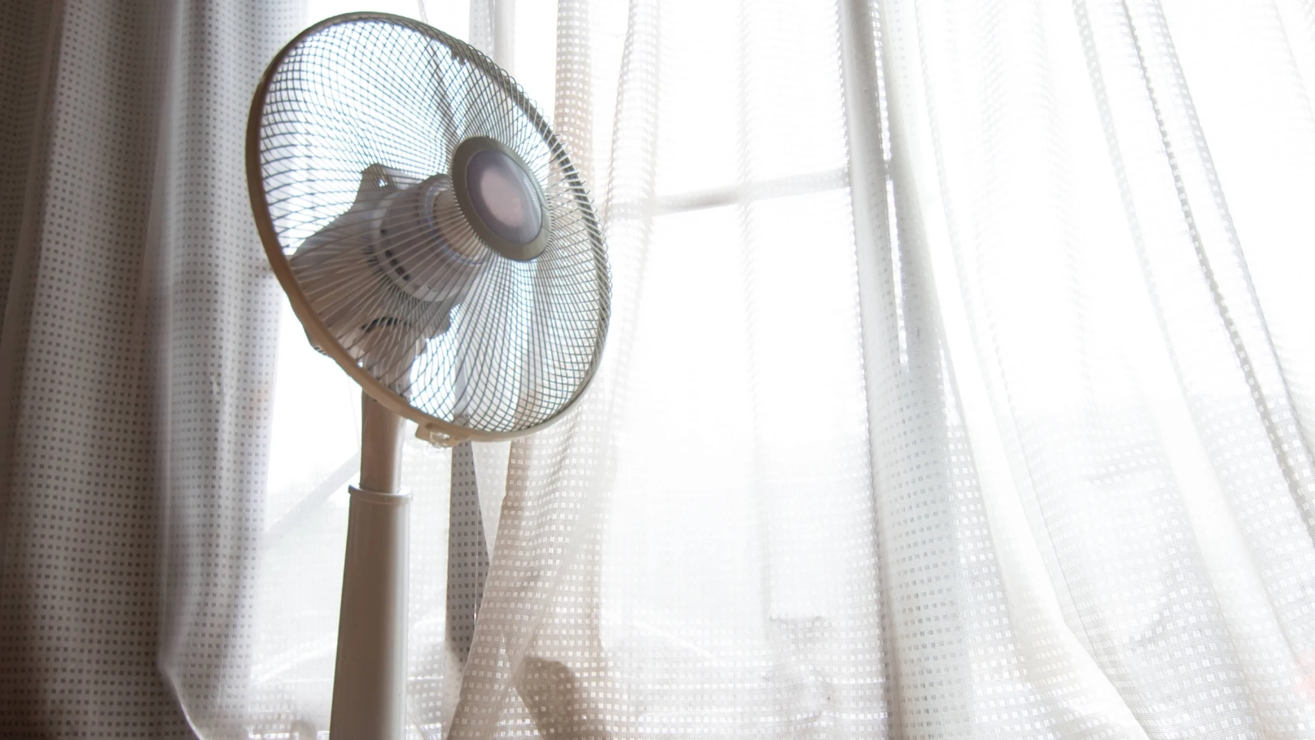 Dejar el ventilador orientado hacia la ventana toda la noche refresca las estancias