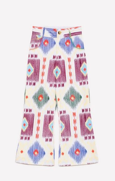 Pantalones bordados.