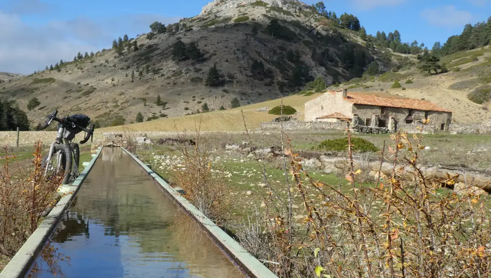 Imagen de una de las paradas de la ruta en bici 'Montañas Vacías'