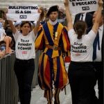 AMP.- La audiencia del Papa, interrumpida por dos activistas animalistas para pedir el fin de las corridas de toros