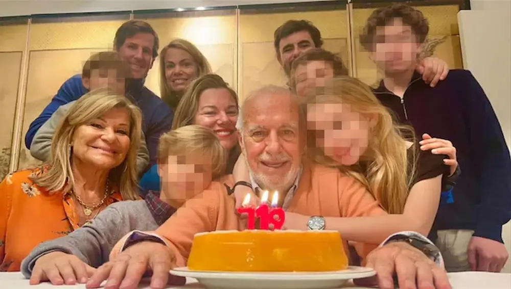 Carlos Goyanes y Cari Lapique con sus hijas y sus cinco nietos