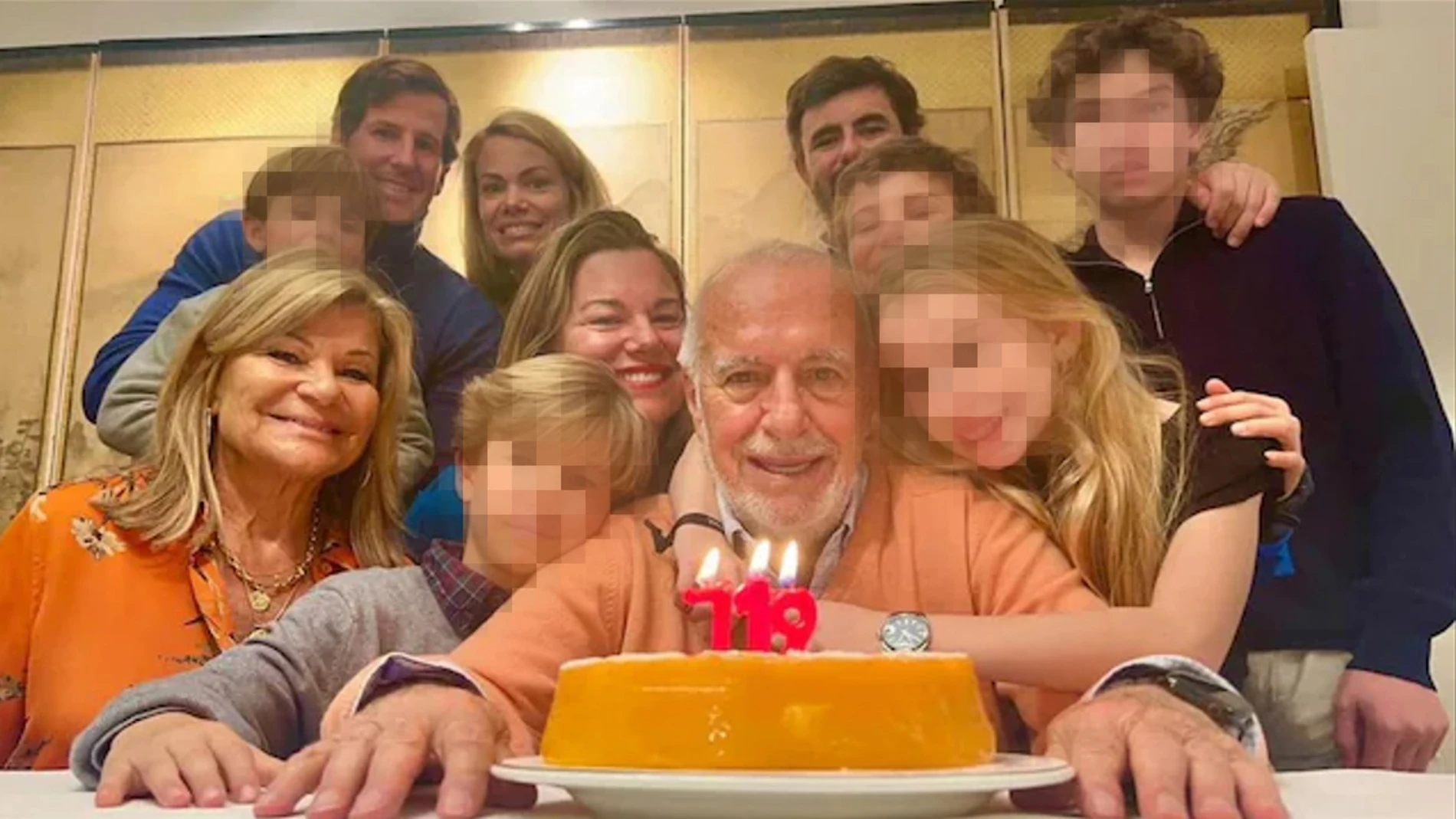 Carlos Goyanes y Cari Lapique con sus hijas y sus cinco nietos