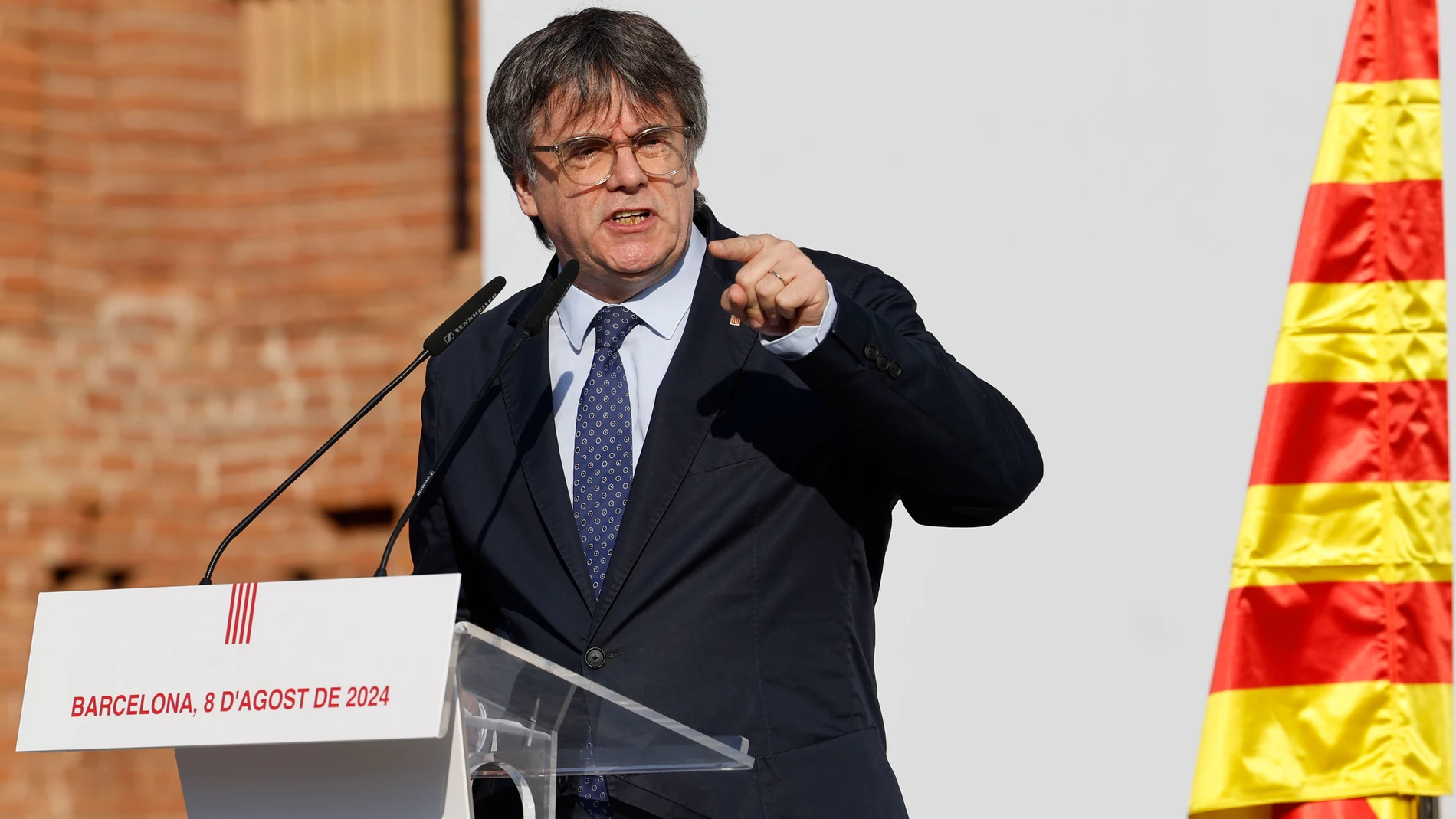 BARCELONA, 08/08/2024.- El expresidente catalán Carles Puigdemont interviene en el acto de bienvenida para el que miles de independentistas se congregan en el paseo Lluís Companys de Barcelona, junto al Parlament. Tras casi siete años huido en el extranjero, y pese a la orden de detención nacional contra él, Puigdemont ha decidido regresar a Cataluña con la intención de asistir, este jueves 8 de agosto, a la investidura de Salvador Illa. EFE/ Alberto Estevez