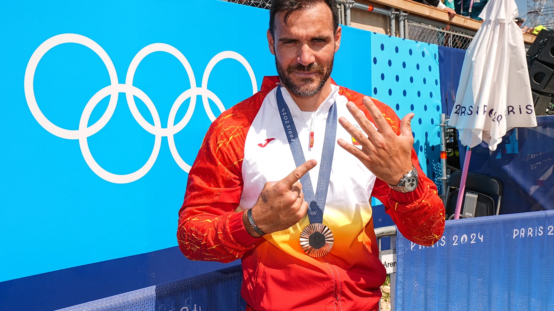 Bronze medalist Saul Craviotto of Spain pose poses after winning his sixth medal at the Olympic Games after the Men's Kayak Four 500m Final medal ceremony at Vaires-sur-Marne Nautical Stadium during the Paris 2024 Olympics Games on August 8, 2024 in Paris, France. AFP7 08/08/2024 ONLY FOR USE IN SPAIN