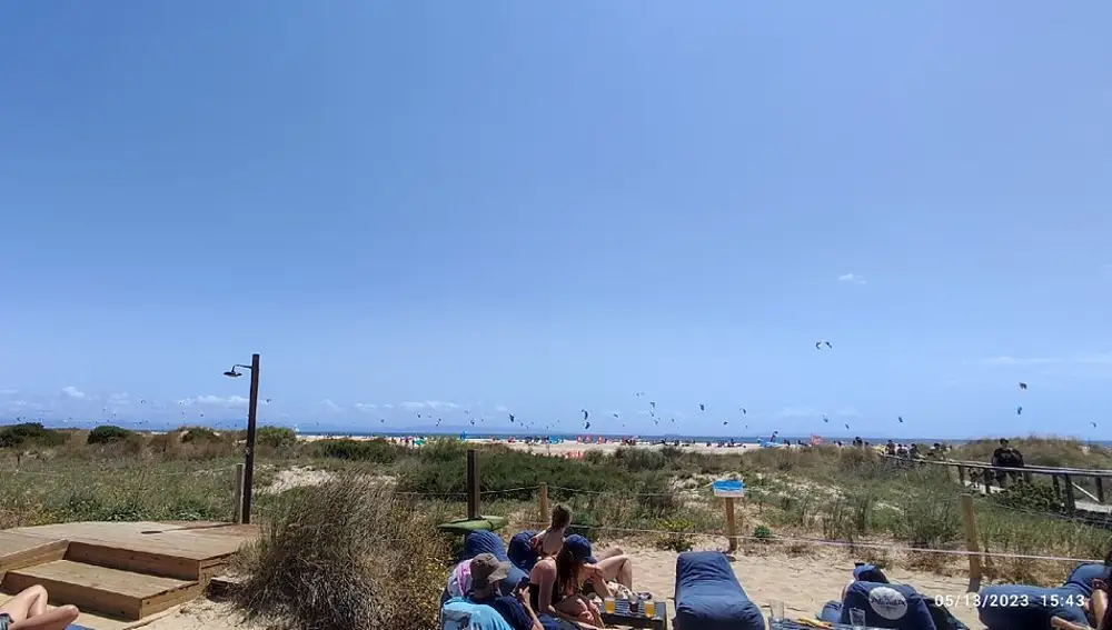Personas en el Chiringuito Agua, en Tarifa (Cádiz)
