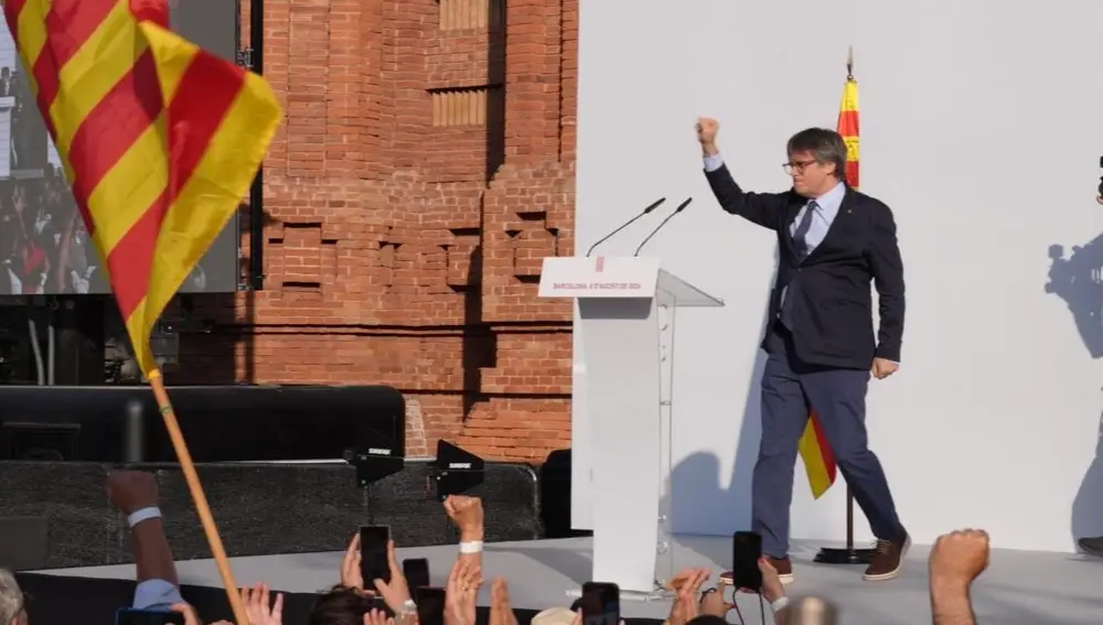 AV.- Puigdemont: "He venido aquí para recordarles que aún estamos aquí"