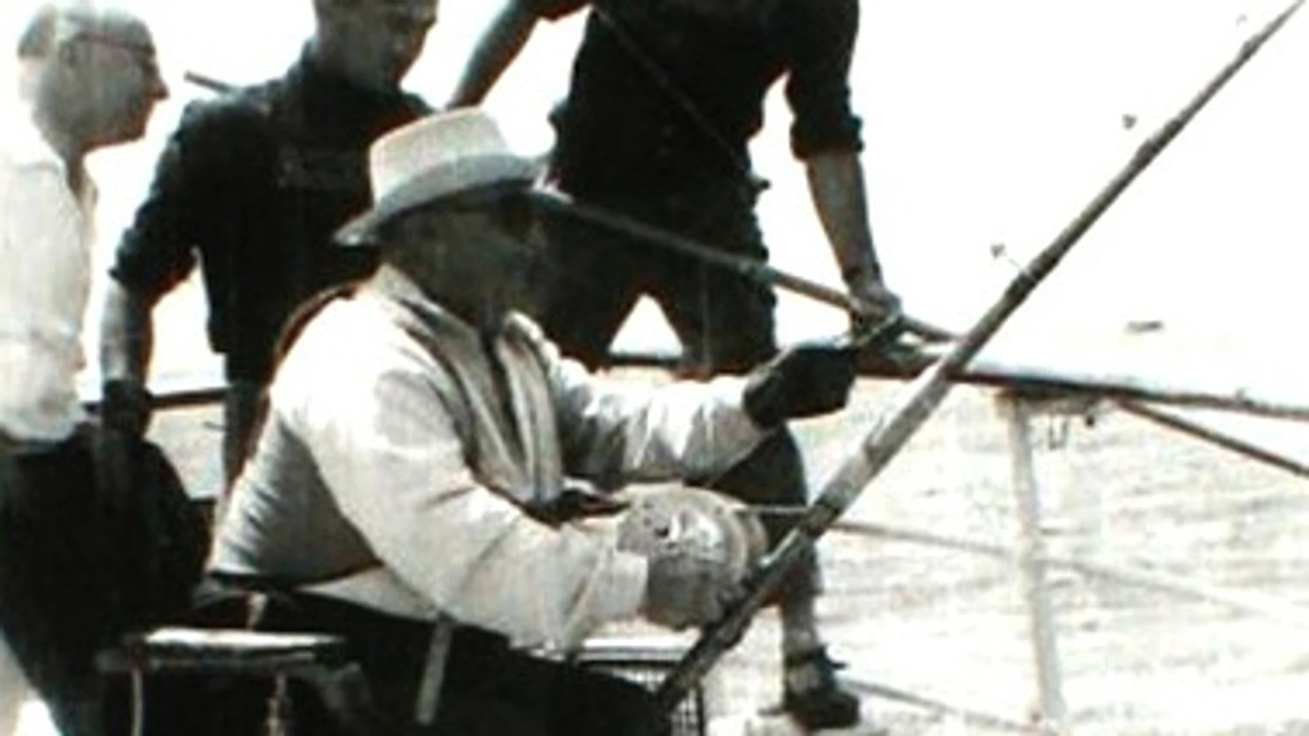 Franco en el yate Azor haciendo manifiestos esfuerzos por intentar pescar algo
