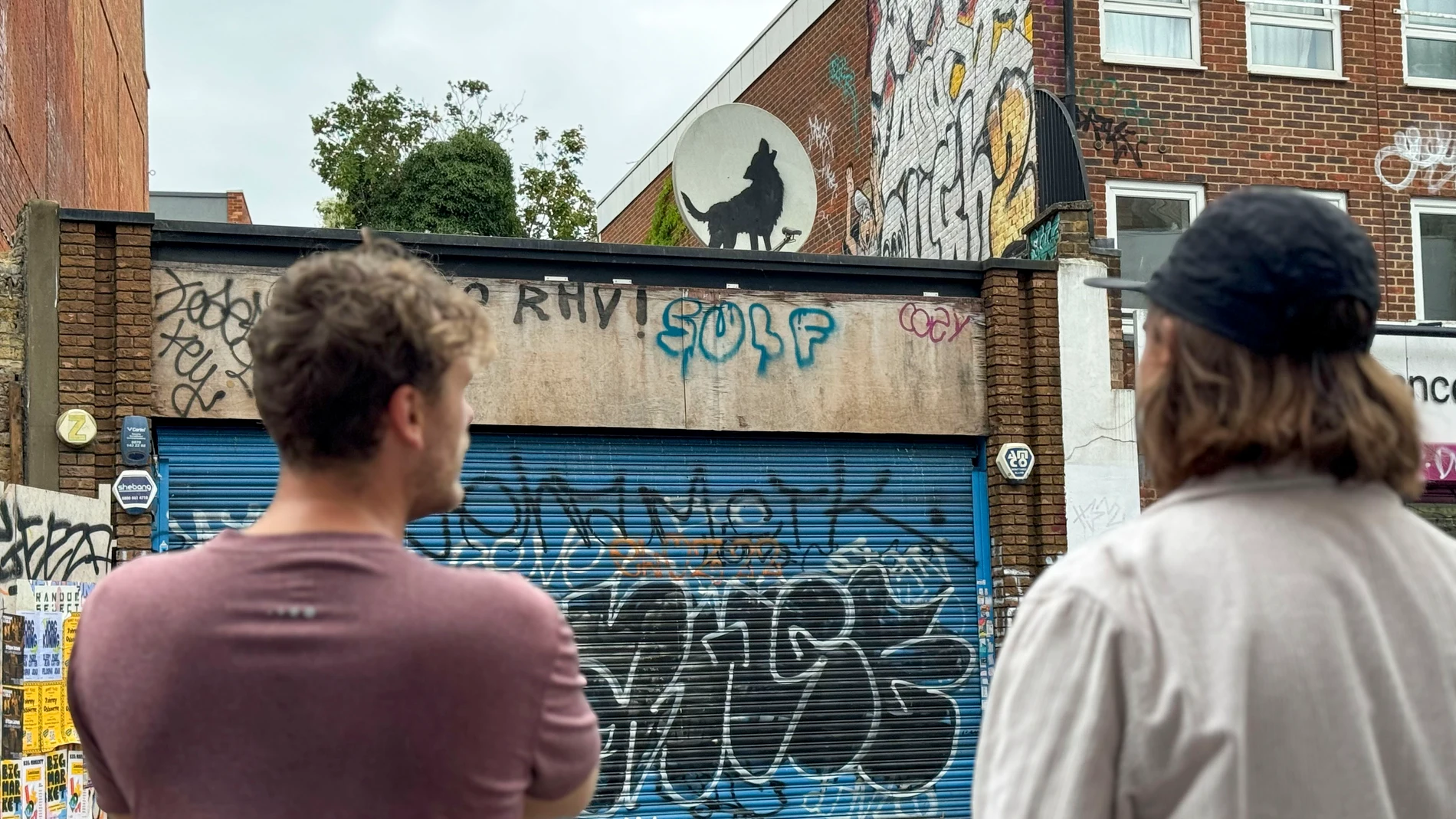 GRAF7213. LONDRES, 08/08/2024.- El célebre artista urbano británico conocido como Banksy confirmó este jueves la autoría de una nueva obra de arte en un barrio del sureste de Londres, la cuarta creación que desvela en lo que llevamos de semana, todas ellas protagonizadas por animales, que fue sustraída a los pocos minutos de su publicación en redes sociales. A través de una publicación en Instagram, el artista subió una doble fotografía -de noche y de día- del lugar escogido para su nueva cre...