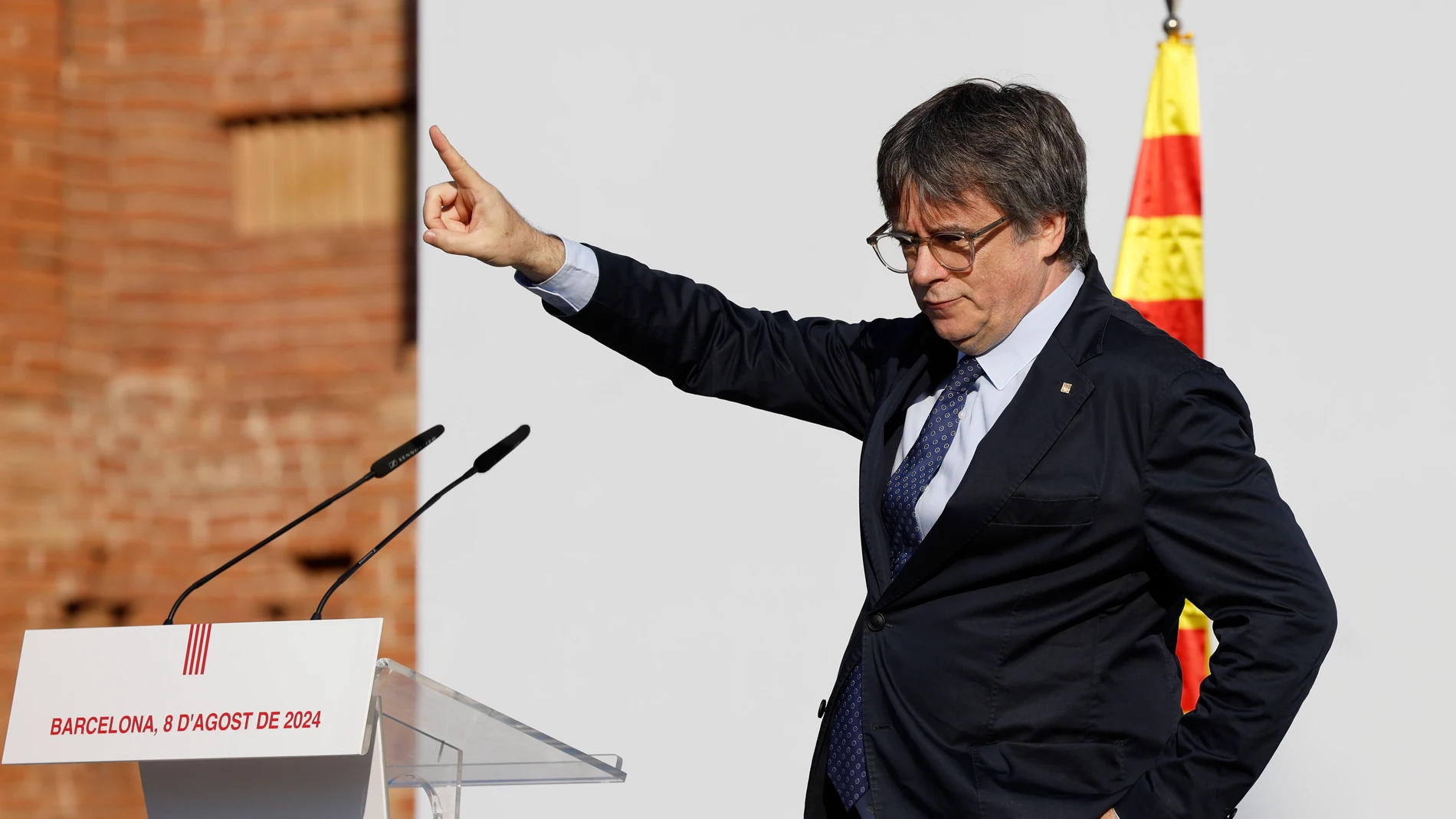 BARCELONA, 08/08/2024.- El expresidente catalán Carles Puigdemont interviene en el acto de bienvenida para el que miles de independentistas se congregan en el paseo Lluís Companys de Barcelona, junto al Parlament. Tras casi siete años huido en el extranjero, y pese a la orden de detención nacional contra él, Puigdemont ha decidido regresar a Cataluña con la intención de asistir, este jueves 8 de agosto, a la investidura de Salvador Illa. EFE/ Alberto Estevez