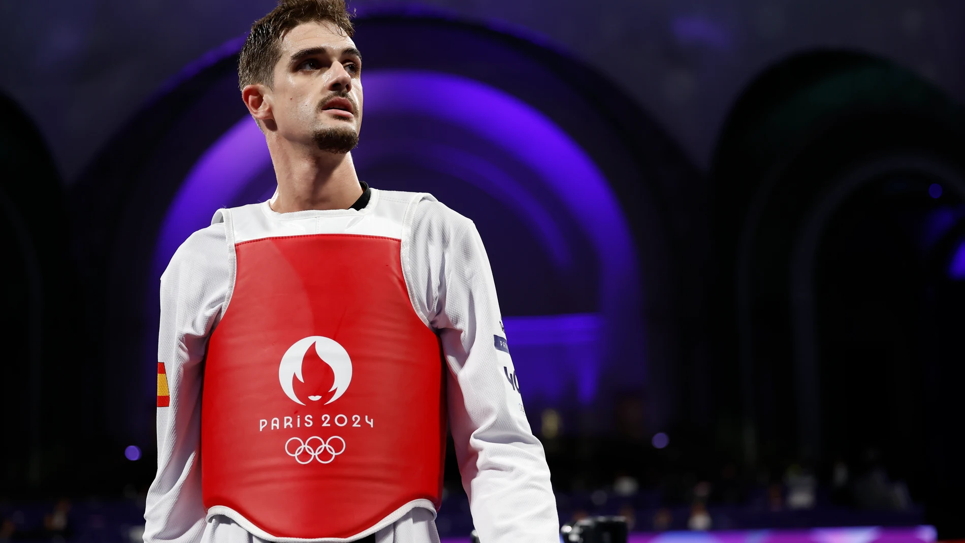 PARÍS, 08/08/2024.- El taekwondista español Javier Pérez reacciona tras perder ante el brasileño Edival Pontes en el combate por la medalla de bronce de la categoría masculina de -68kg de los Juegos Olímpicos de París 2024 este jueves en el Grand Palais en la capital francesa. EFE/ Kiko Huesca