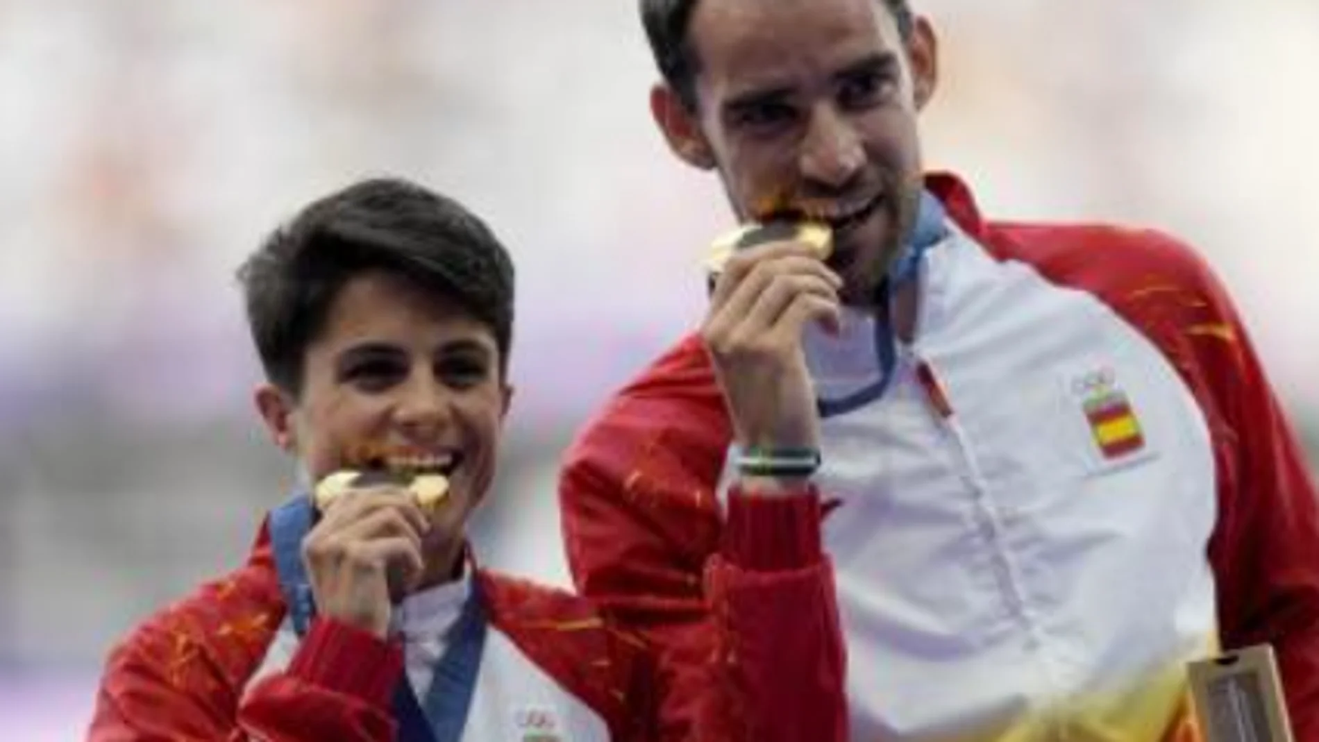 María Pérez y Álvaro Martín, tras colgarse el oro