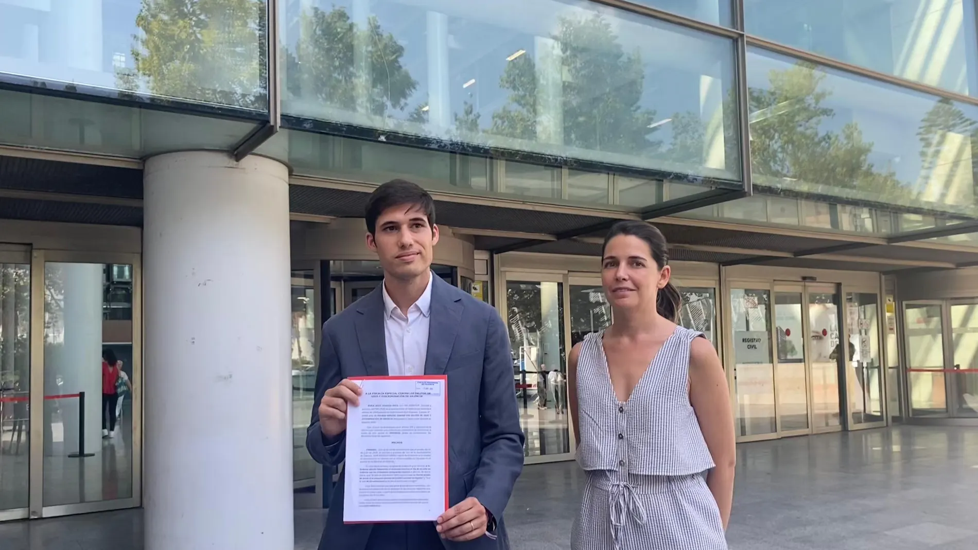 El portavoz Borja Sanjuán y la edil, María Pérez, tras presentar la denuncia