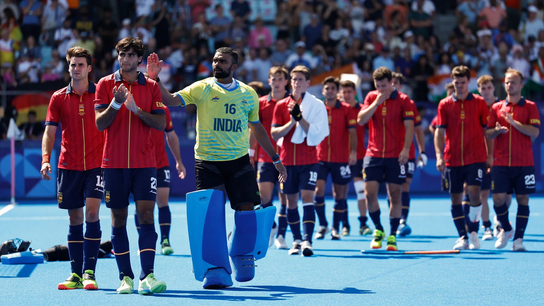 COLOMBES, 08/08/2024.- El equipo español tras perder ante India en el partido masculino de hockey por el bronce entre la India y España, en el marco de los Juegos Olímpicos París 2024, este jueves, en Colombes, Francia. EFE/ Sashenka Gutierrez