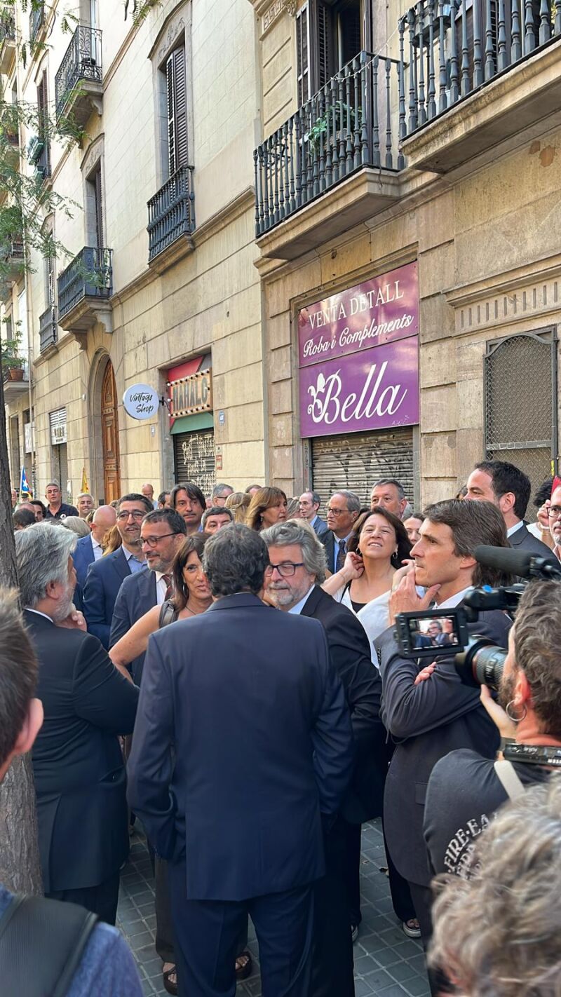 Diputados de Junts aguardan la llegada de Puigdemont en la calle Trafalgar