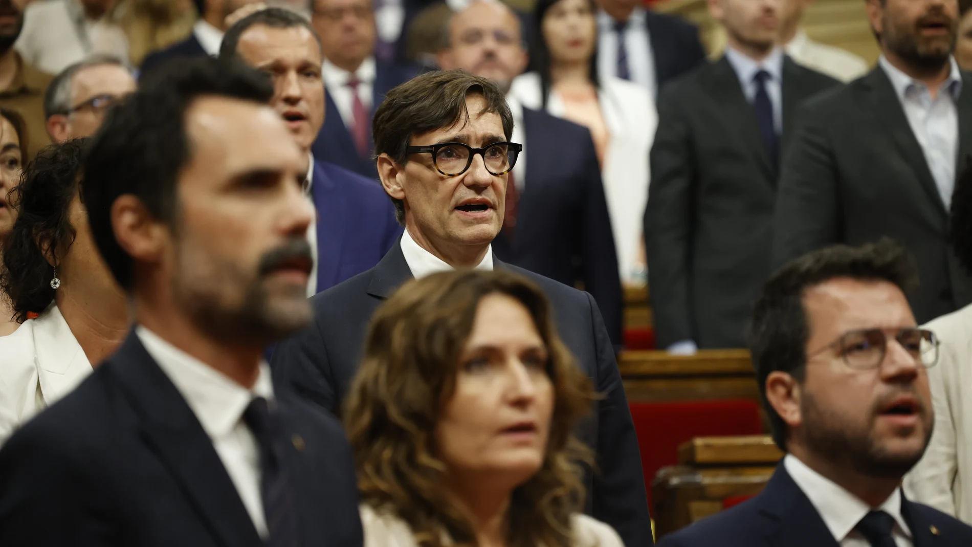 El nuevo president de la Generalitat de Cataluña, Salvador Illa (c), tras el pleno del debate de investidura, en el Parlament de Cataluña, a 8 de agosto de 2024, en Barcelona, Catalunya (España). Un dispositivo policial blinda el Parlament de Catalunya por la previsible asistencia de Carles Puigdemont al pleno de investidura del nuevo presidente de la Generalitat de Cataluña. En las elecciones catalanas, el PSC obtuvo 42 escaños mientras que los republicanos lograron 20 y 6 los comuns, que su...