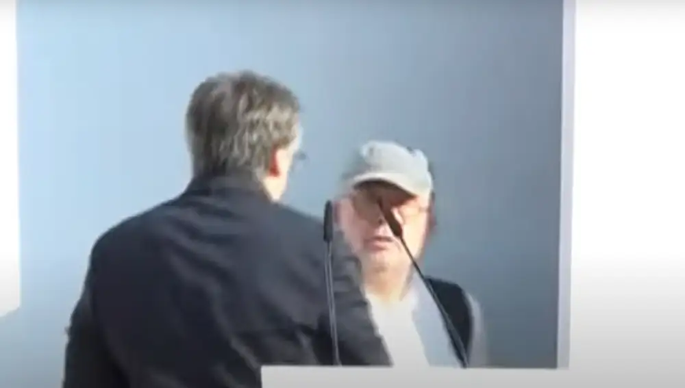 Gonzalo Boye huye junto a Carles Puigdemont tras su comparecencia en Barcelona.