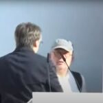 Gonzalo Boye huye junto a Carles Puigdemont tras su comparecencia en Barcelona.