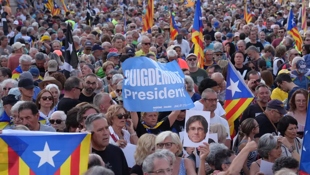 Concentración para recibir al expresidente de la Generalitat Carles Puigdemont en Barcelona