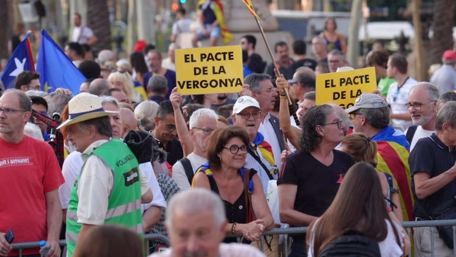 Primeros manifestantes en el acto